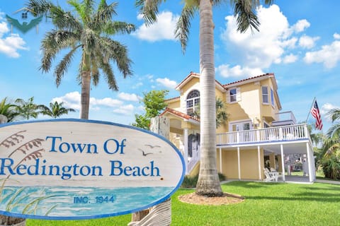 Balcony Views, Elegant Furnishings, Beach Gear!