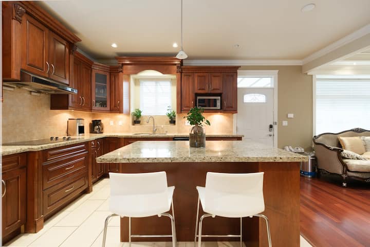 Cozy Room With Private Washroom In Central Locatio - Vancouver