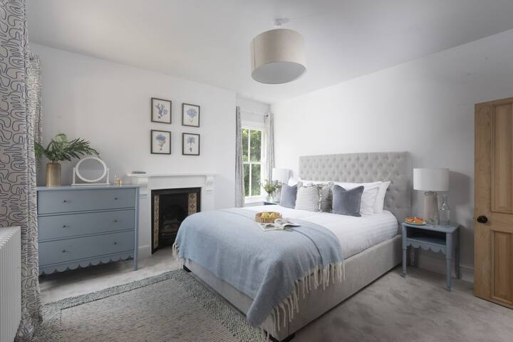 King size bed, built-in wardrobe and bedside lamps - The Elms