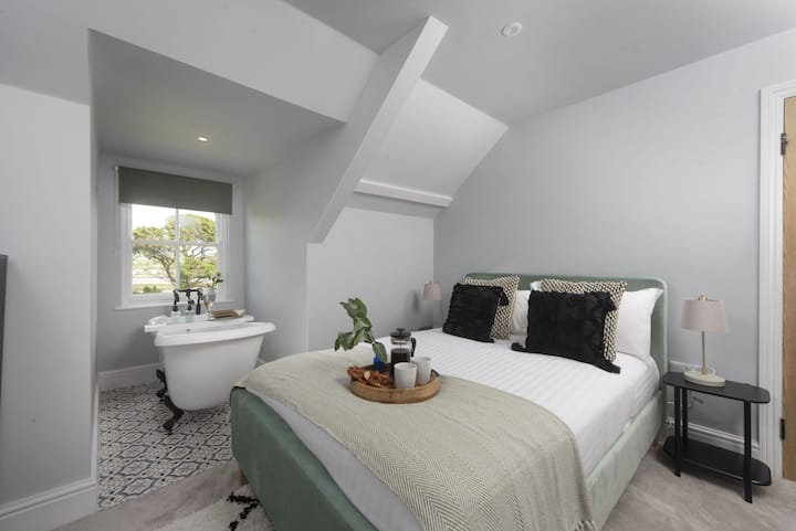 Double bed with free standing bath overlooking the garden and estuary - The Elms