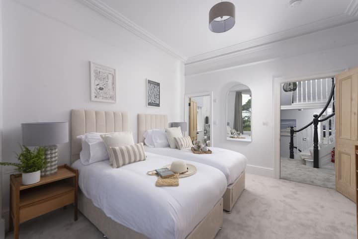 Twin beds with en-suite and bedside lamps - The Elms 