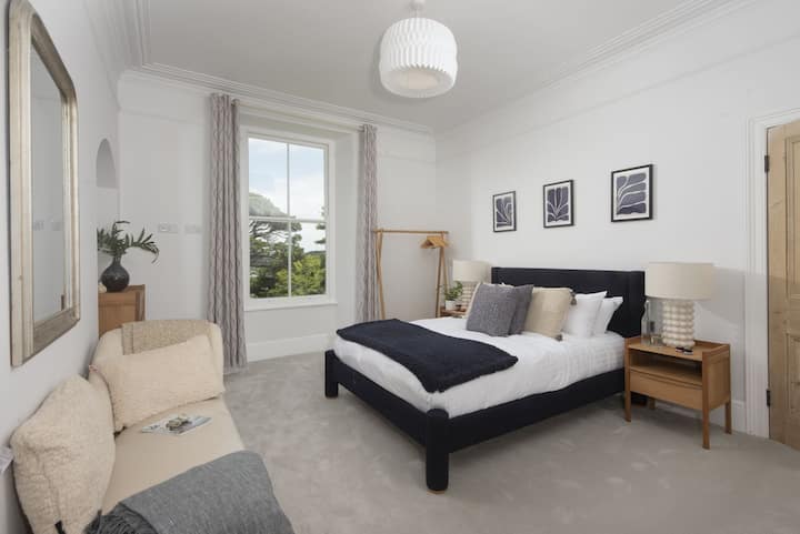 Chaise longue and hanging rail and king sized bed - The Elms 