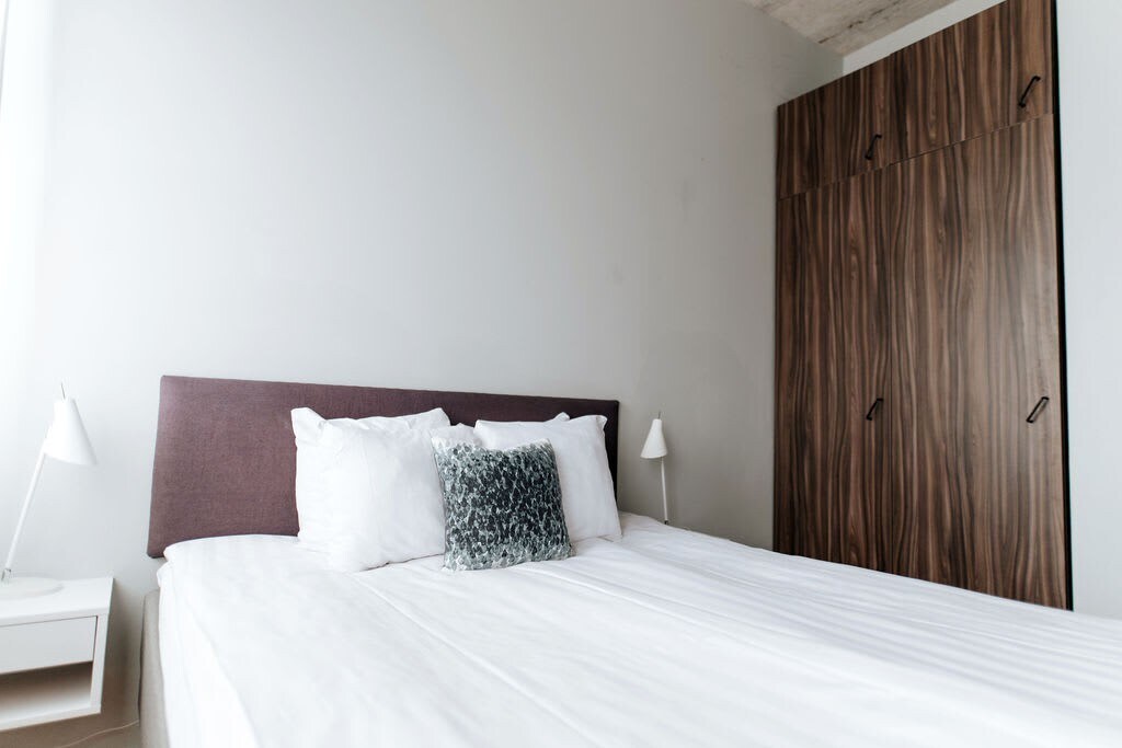 Een ander uitzicht op de slaapkamer, de kamer heeft ook een ruime kledingkast.