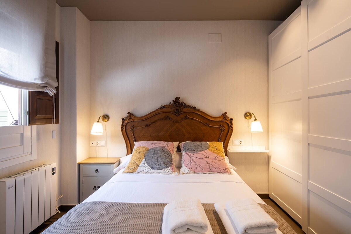 Ugodna i elegantna spavaća soba s bračnim krevetom.