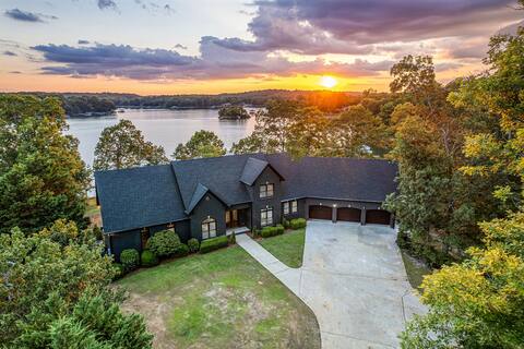 New Lakefront Mansion Sleeps 38