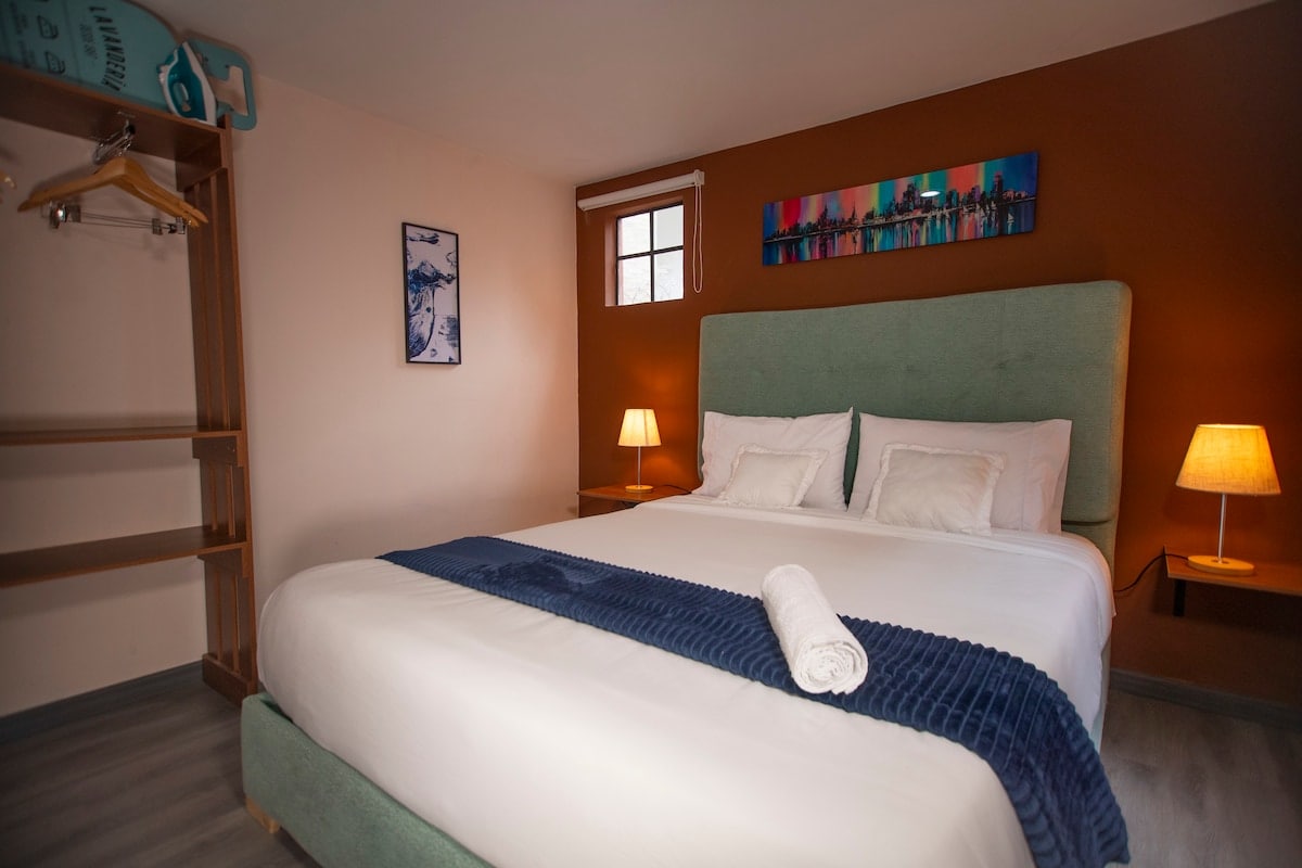 Krevat i butë, ëndrra të ëmbla dhe jastëkë të pafund, duke fjetur si mbretër, duke qeshur si miq. ️ #DreamAndGiggle