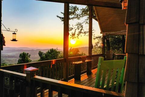 Long Range Mountain Views + Hot Tub!