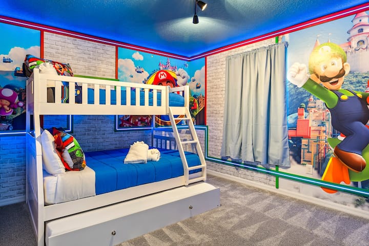 S dva odvojena jednostruka kreveta i jednim bračnim krevetom. 