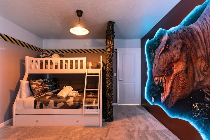 S dva odvojena jednostruka kreveta i jednim bračnim krevetom. 