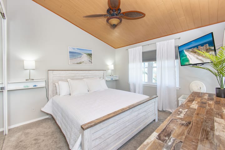 Главна спална соба со брачен кревет (широк 180 - 200 см