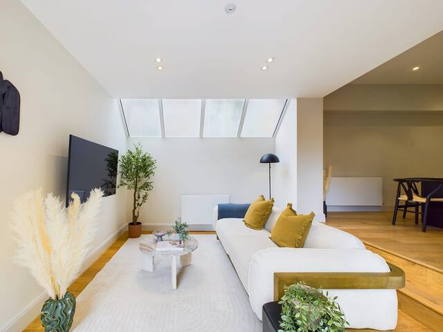 Bright St Pancras Apartment with Balcony