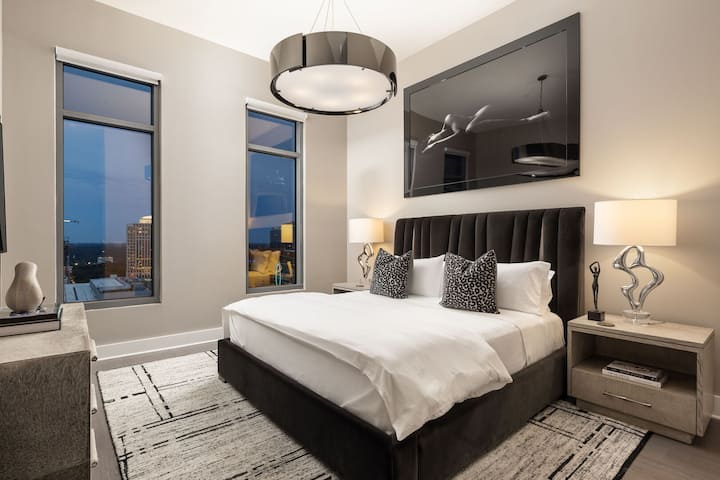 主套房，配有加大雙人牀和55英寸4K UHD電視