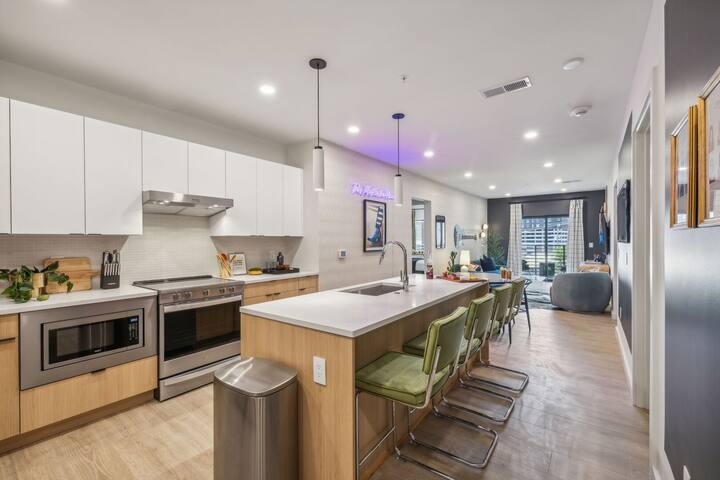 Hyve-Harmony Strum-Walk to Broadway-Pool & Gym gallery image 3