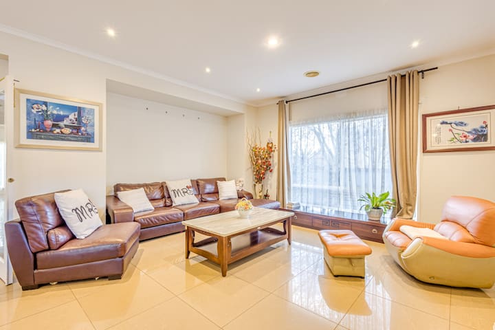 StayAU Family Home Comfort in Caroline Springs