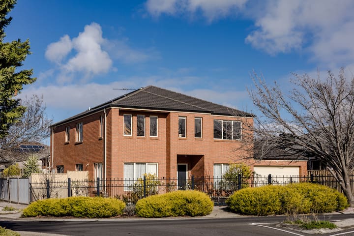 StayAU Family Home Comfort in Caroline Springs gallery image 2