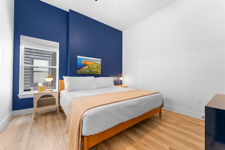 La habitación Pebble Beach cuenta con una cama king, televisor inteligente y baño privado para una estadía relajante.

