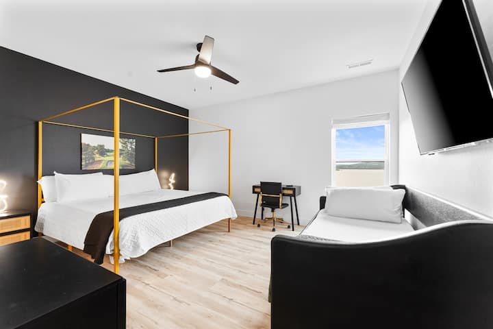 La habitación Pine Valley cuenta con una cama king, dos camas nido individuales, escritorio, televisor inteligente y baño privado en la habitación.

