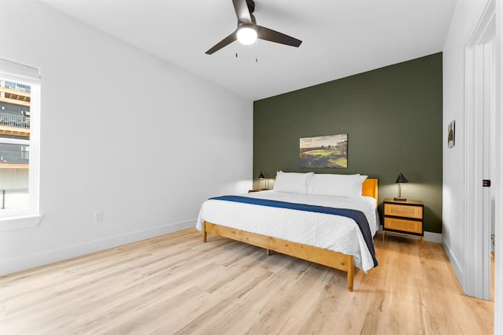 La habitación Ozark National cuenta con una cama king, televisor inteligente y baño privado en la habitación.
