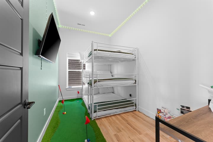Habitación familiar con literas, decoración temática, opciones de entretenimiento y varios espacios para dormir.

