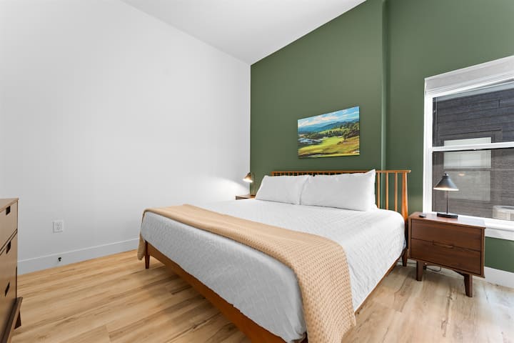 La habitación Buffalo Ridge cuenta con una cama king, televisión inteligente y baño privado para una estadía cómoda.
