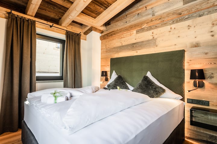 Modern Alpine Chalet With Fireplace - Tirol