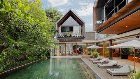 Large Oceanside Villa, 5BR, Sanur, fully staffed