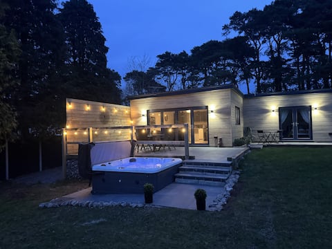 Tree Tops , 6 guest, 3 ensuites  & with hot tub