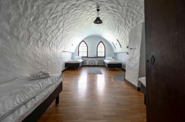 Საძინებელი ნომერი 4 4 საწოლით და თაღოვანი ჭერით.