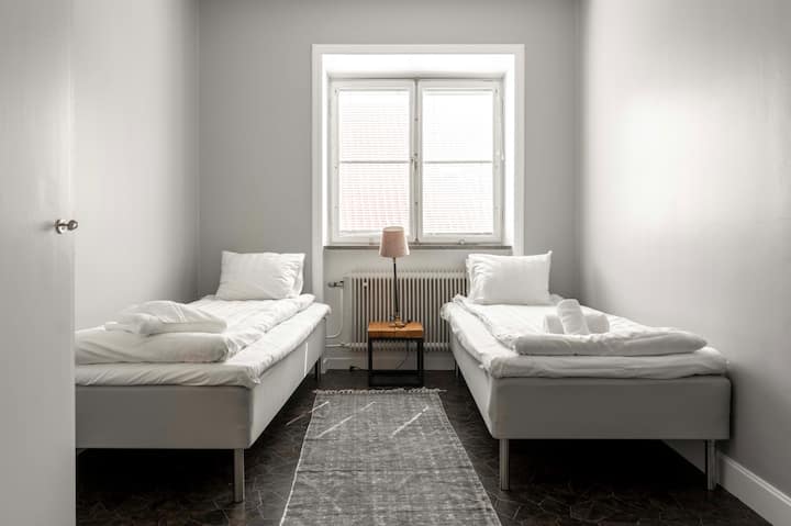 Მყუდრო საძინებელი 2 90 სმ საწოლით, რომელიც შეესაბამება 2 სტუმარს, რომლებიც შეიძლება გამოიყოს ორ ერთადგილიან საწოლზე ან ერთად მოთავსდეს 180 სმ სიგანის საწოლში.