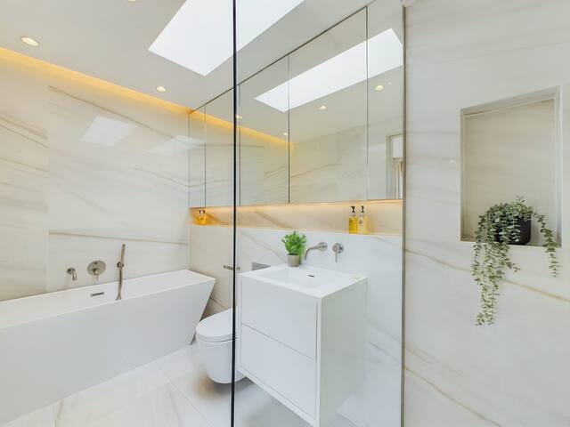 Decadent Mews House overlooking Regent’s Canal gallery image 3