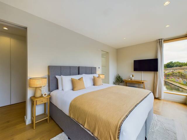 Decadent Mews House overlooking Regent’s Canal gallery image 2