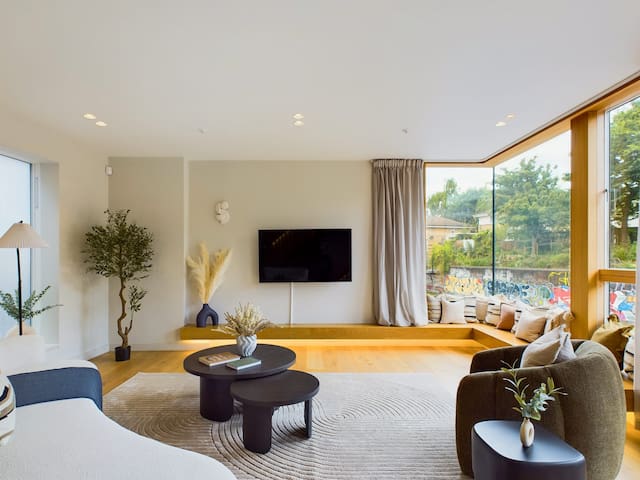 Decadent Mews House overlooking Regent’s Canal