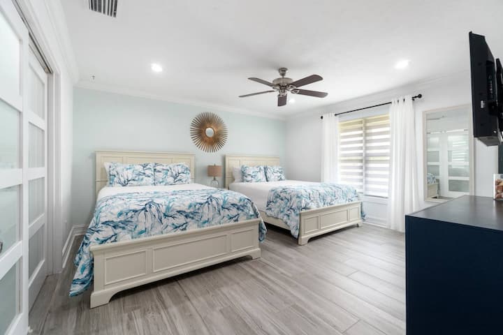 Ორადგილიანი ორადგილიანი სასტუმრო ოთახი გთავაზობთ ოთხ ოთახს.