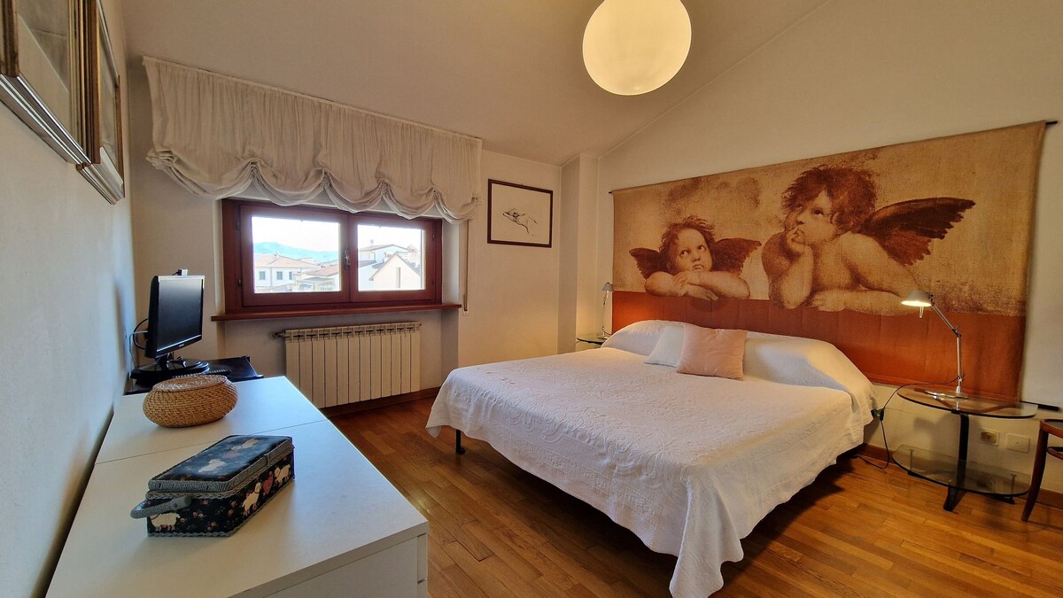 Спалня с великолепна живопис в центъра на Виареджо.