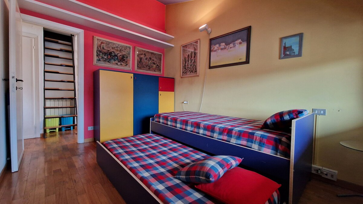 Стая с две единични легла, подходяща за семейства с деца.