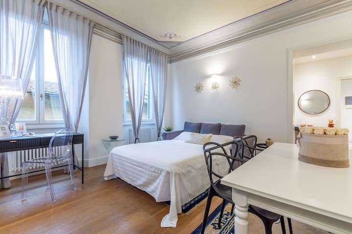 Obývacia izba je vybavená pohodlnou rozkladacou pohovkou pre dve osoby, televízorom a jedálenským stolom.