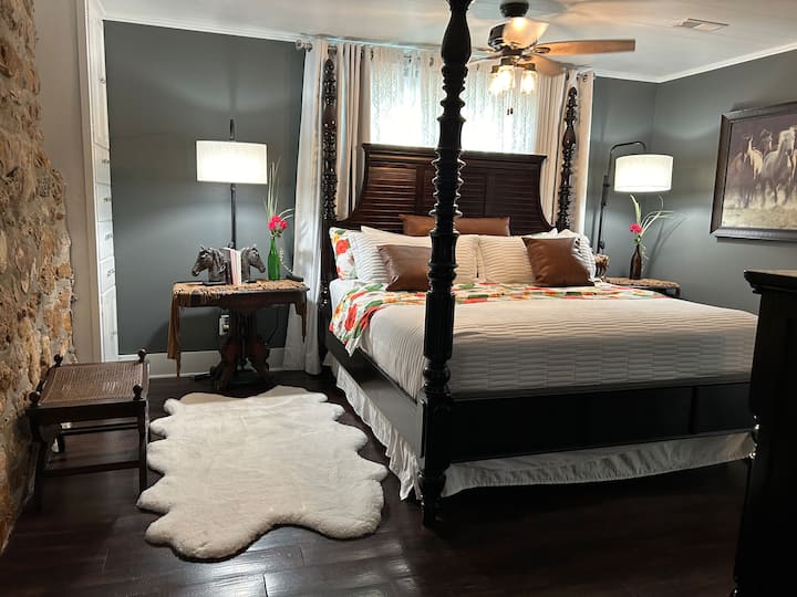 غرفة النوم الرئيسية (سرير كينج)