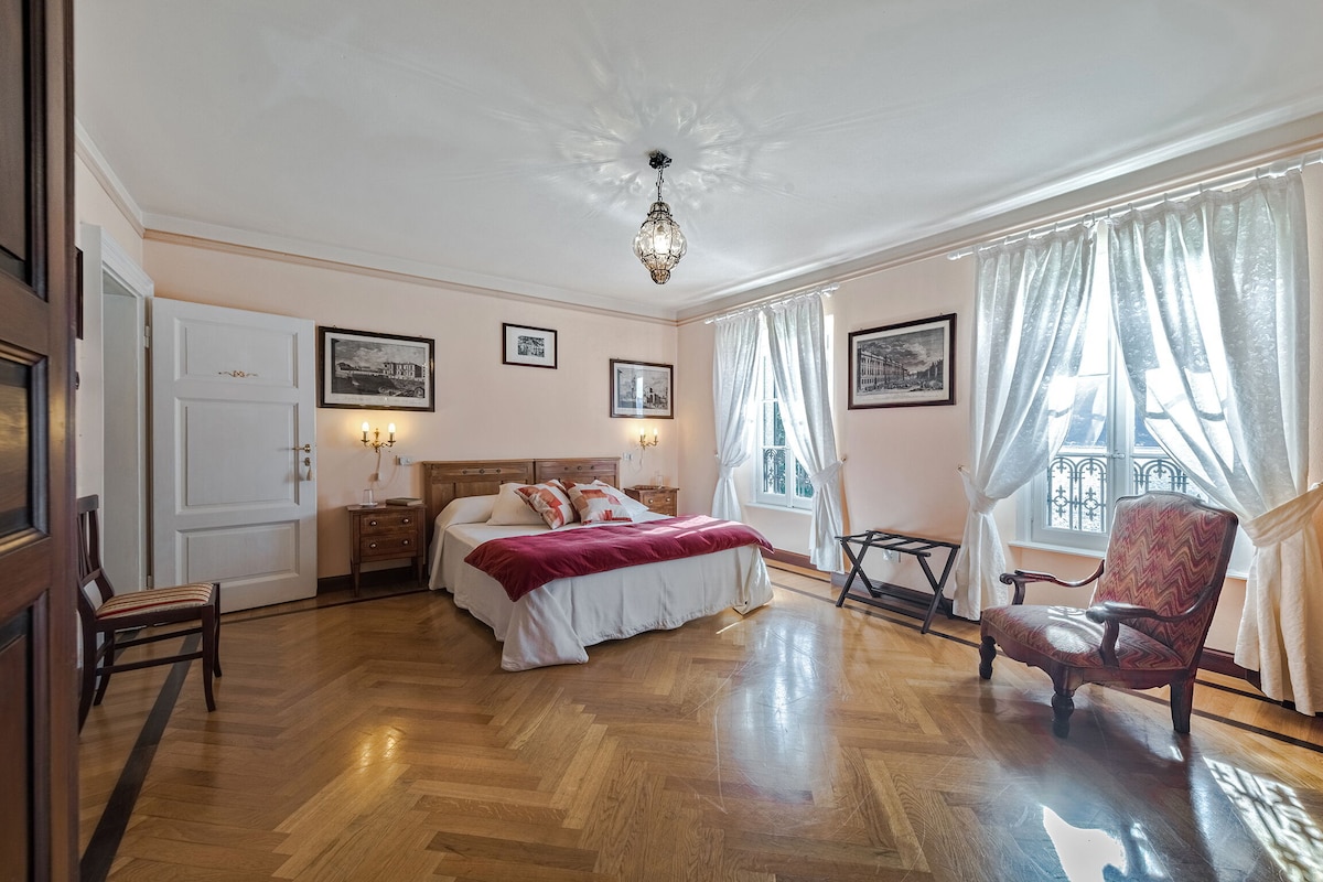 Фантастична двойна спалня на вилата под наем в Ломбардия.