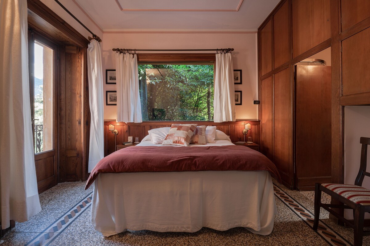 Великолепна двойна спалня във вилата под наем в Менаджо.