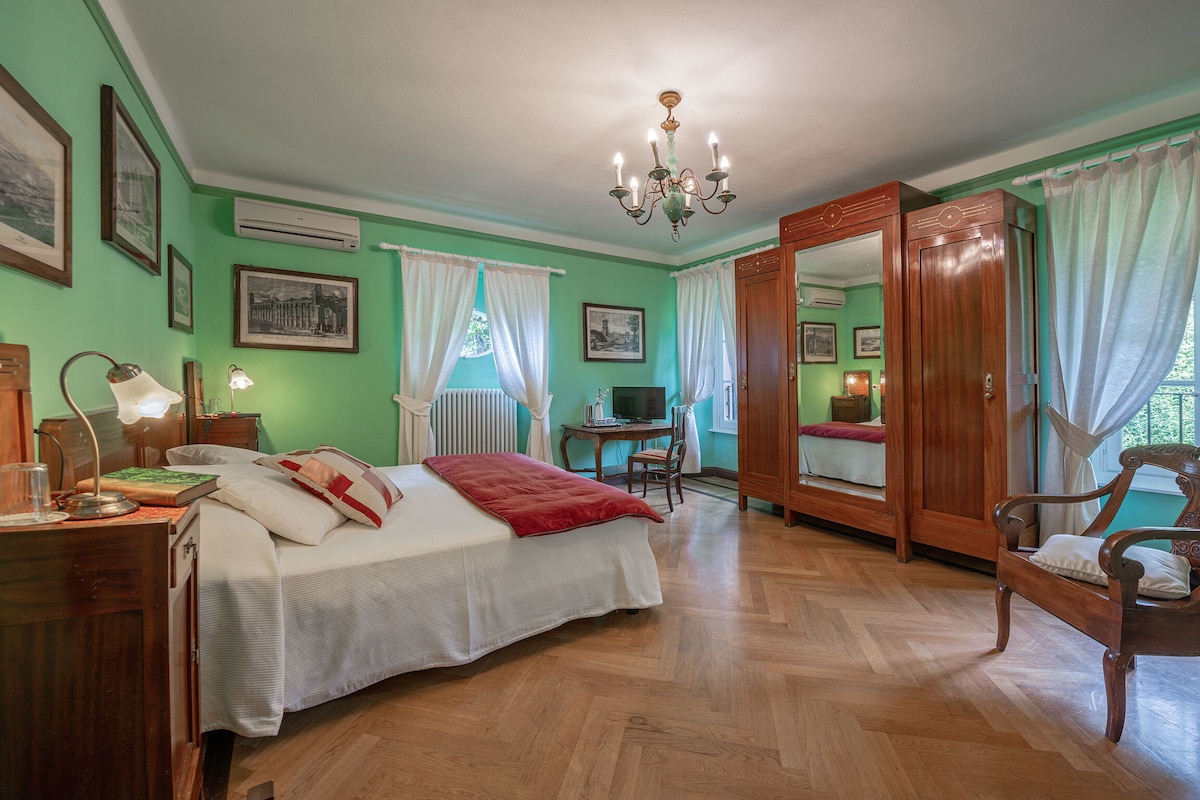 Великолепна вила от деветнайсети век под наем на езерото Комо.