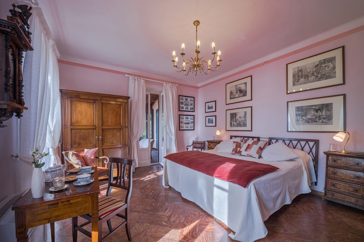 Романтична двойна спалня във вилата под наем в Менаджо.