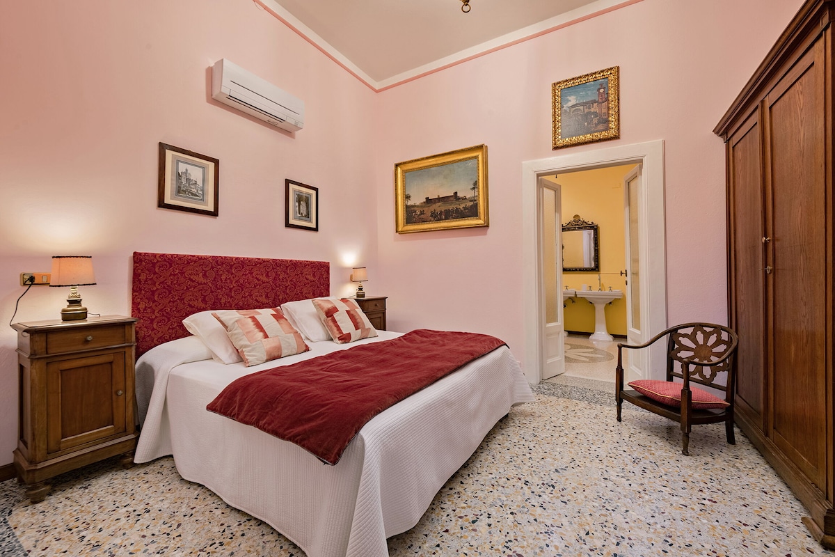 Фантастична вила от 19-ти век под наем с панорамен изглед към езерото Комо.