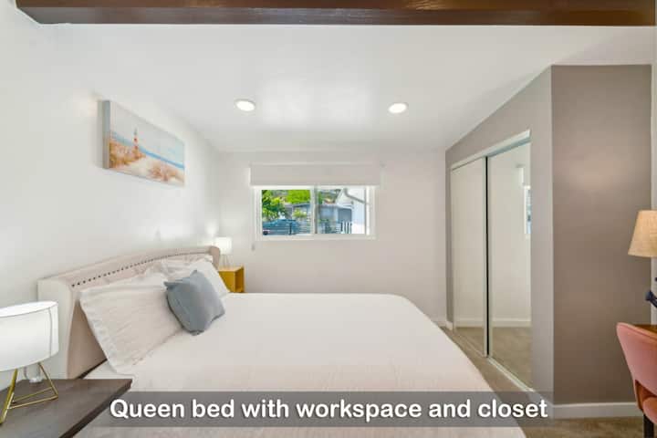 Kitanda chenye starehe chenye mashuka safi, sehemu ya kufanyia kazi na kabati kwa ajili ya mahitaji yako yote ya kuhifadhi.