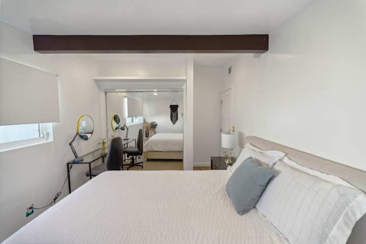 Fanya kazi na upumzike! Chumba hiki cha kulala kina sehemu nzuri ya kufanyia kazi, inayofaa kwa tija na mapumziko