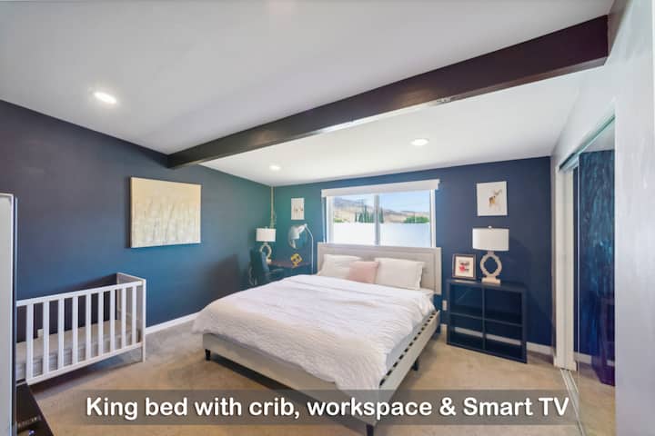 Furahia chumba cha kulala chenye starehe kilicho na kitanda cha kifalme, kitanda cha mtoto chenye vipande 3 kando ya kitanda, sehemu ya kufanyia kazi na televisheni mahiri!