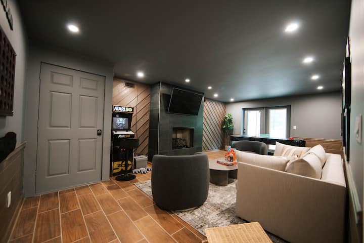 ห้องเล่นเกมที่มีทีวี บอร์ดเกม เกมติดผนัง Connect 4, Nintendo 64 พร้อมคอนโทรลเลอร์ 4 ตัวและเกมหลายเกม Atari และโต๊ะแอร์ฮอกกี้ สนุกได้ทุกวัย ทั้งฝนตกหรือแดดออก ทั้งกลางวันและกลางคืน 