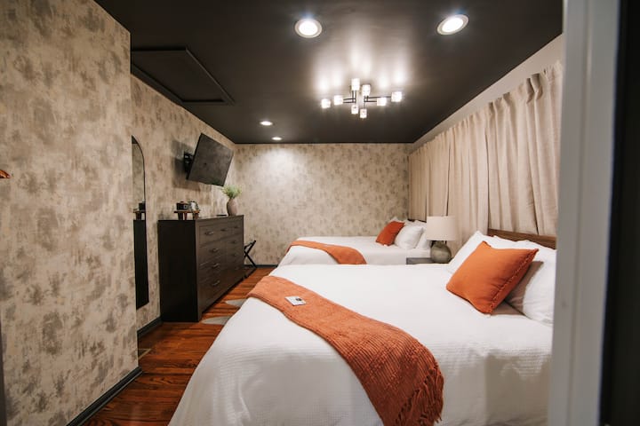 ชั้นหลัก: ห้องนอนที่ 2 หรูหราประกอบด้วยเตียงควีนไซส์ 2 เตียงสมาร์ททีวีตู้เสื้อผ้าและกระจกบานใหญ่ติดผนัง