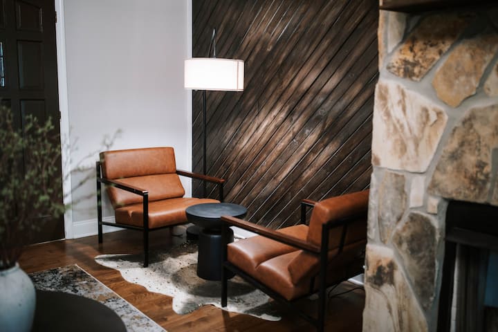 ชั้นหลัก: ซุ้มที่อบอุ่นสำหรับการเล่นเกมและการสนทนาที่ตั้งอยู่ในห้องนั่งเล่น