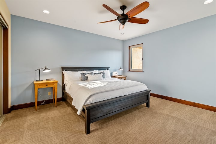 ห้องนอนผู้เข้าพัก #1 พร้อมเตียงคิงไซส์และโต๊ะทำงาน