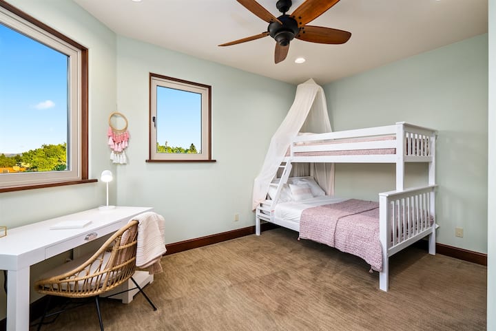 ห้องนอนผู้เข้าพัก #3 พร้อมเตียงแฝดเหนือเตียงสองชั้นเต็มรูปแบบและโต๊ะทำงาน